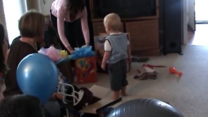 Ce bébé refuse le cadeau mais le fait poliment! Adorable...