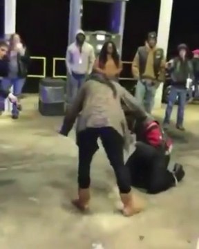 Il cache une arme dans son blouson et veut la sortir alors que les policiers le braquent... Dingue