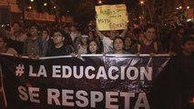 Peruanos protestan contra la moción de censura a ministro de Educación