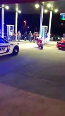 Braqué par la police parce qu'il cache quelque chose