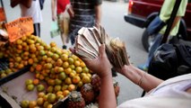 Venezuela closes Colombian border to stop currency 'mafia'