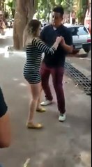 Il a la chance de danser dans la rue avec une jolie fille mais fait tout foirer
