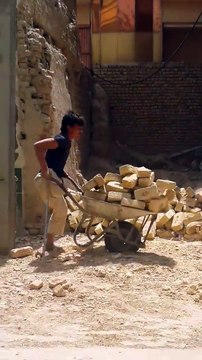 Respect : cet homme unijambiste travaille comme ouvrier et transporte des briques dans une brouette