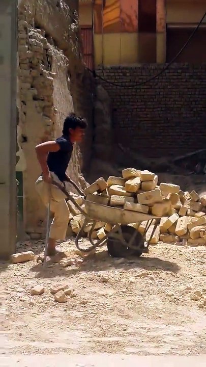 Respect : cet homme unijambiste travaille comme ouvrier et transporte des briques dans une brouette