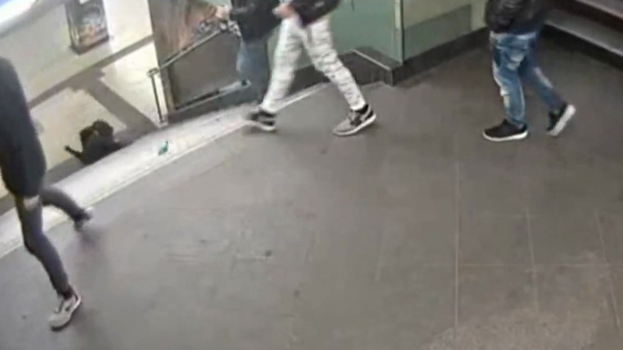 Ce mec fait tomber une femme dans les escaliers sans aucune raison