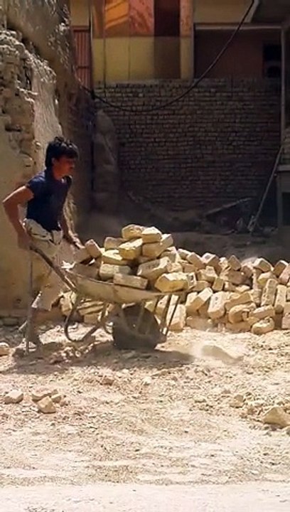 Cet homme unijambiste travaille comme ouvrier sur un chantier et mé le respect ier sur un chantier et mé le respect !