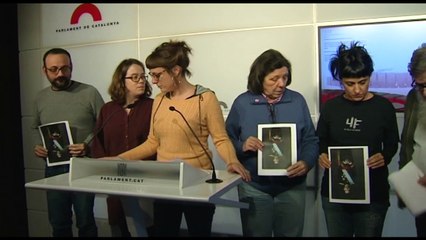 Diputados de la CUP rompen la foto del rey en una rueda de prensa