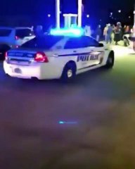 Il se fait brutalement braquer par la police dans une station service parce qu’il cache quelque chose