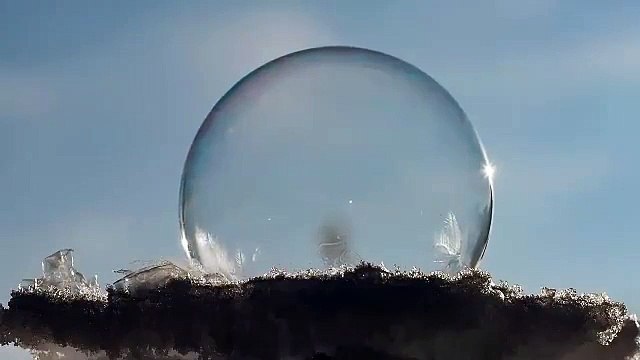 Замерзающий мыльный пузырь