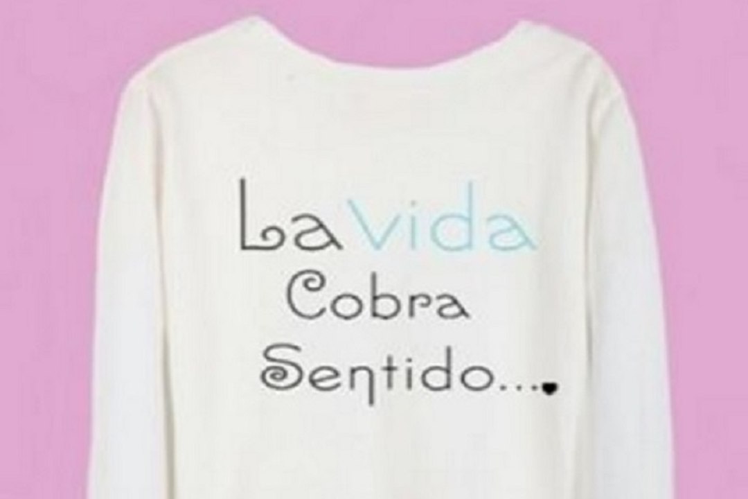 Chenoa se ríe de la 'cobra' con una sudadera