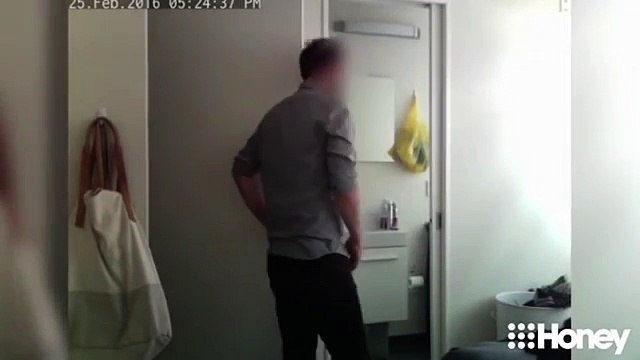 Son colocataire se gratte les parties génitales avec sa brosse à dents