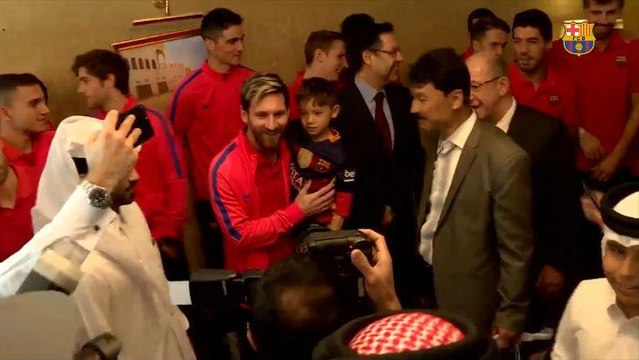 Messi conhece pequeno fã afegão em passagem do Barcelona pelo Qatar