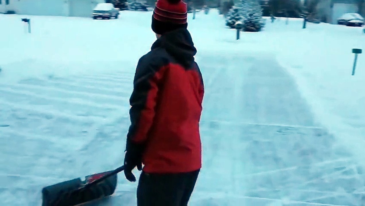 Il déneige avec un hoverboard