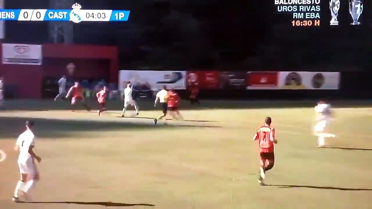 Real Madrid’s Martin Odegaard pulls off an outrageous bit of skill to beat two opponents (Video)