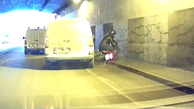 Un chauffard percute volontairement motard qui le double par la droite