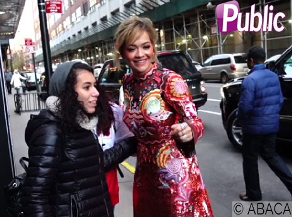 vidéo : Rita Ora : Elle ose la robe à sequins et ne passe pas inaperçue !
