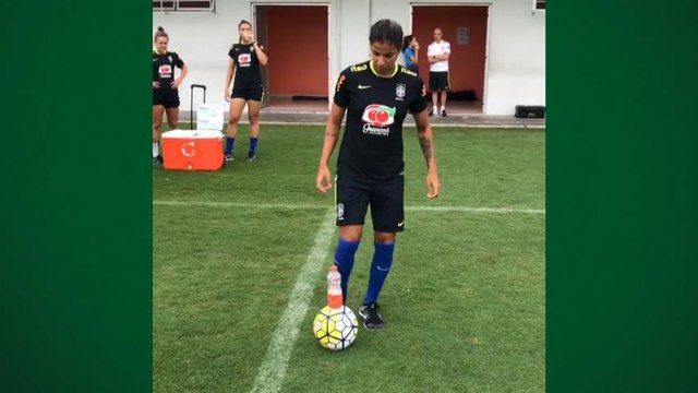 Jogadoras da Seleção 'mitam' em desafio da garrafa