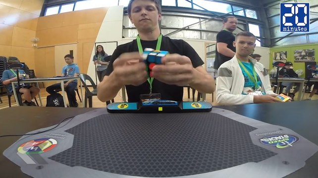 Il fait un Rubik's Cube en 4,73 secondes ! - Le rewind du mardi 13 décembre 2016.