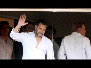 Salman Khan Waves At Fans After Coming Back From Court