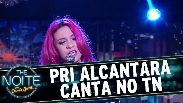 Priscilla Alcantara canta sucessos no palco