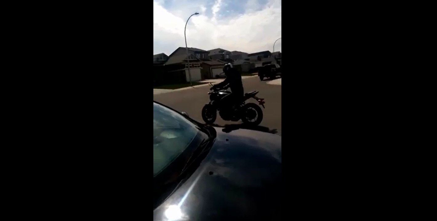 Il crashe sa moto quelques minutes après l'avoir achetée.