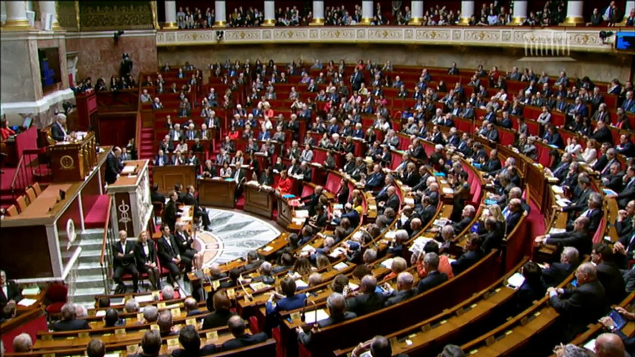 Cazeneuve cite Jaurès dans son discours de politique générale : "Le courage, c'est de se donner aux grandes causes"