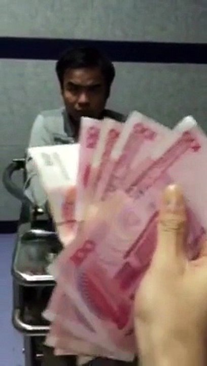 Un voleur de billet de banque bluffe un policier chinois