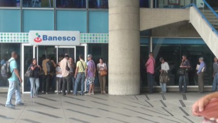 Download Video: Salida de billetes de 100 bolívares genera largas colas en los bancos venezolanos