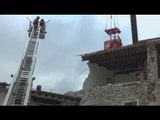 Visso (MC) - Terremoto, demolizione edificio per accesso Porta Vissani (13.12.16)