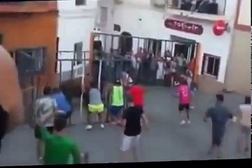 احتمى بالاسوار من الثور .. ولكن كان للثور رأي اخر