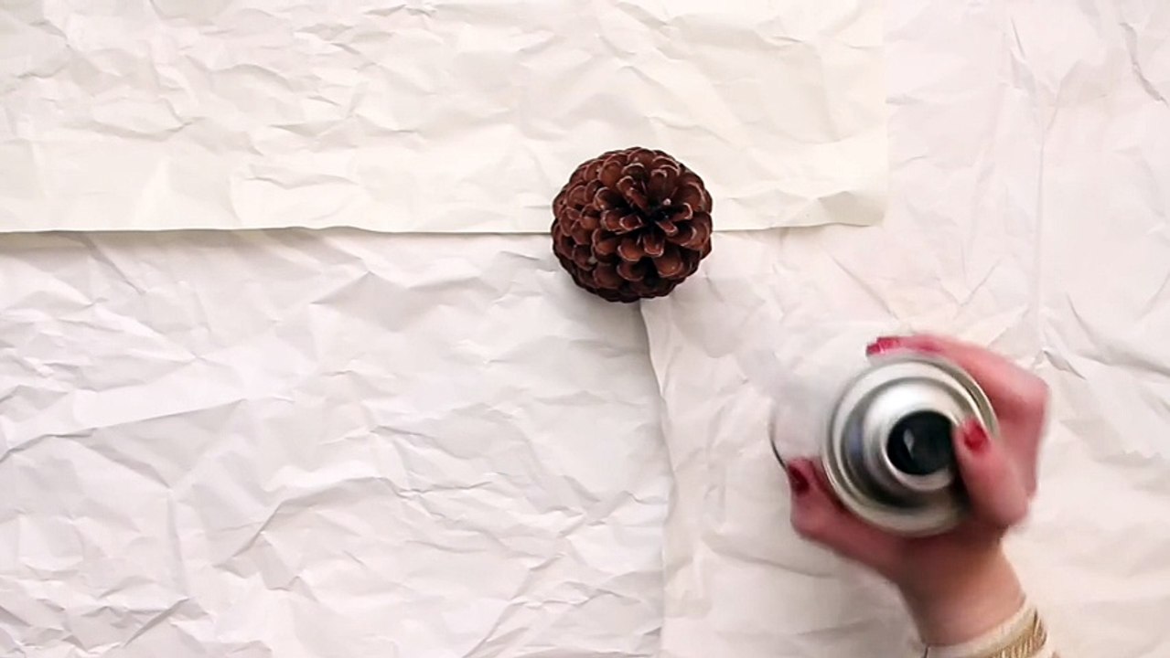 Des petits sapins de Nöel en pommes de pin