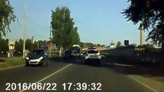 Flic sans pitié qui explose un motard en fuite avec sa voiture