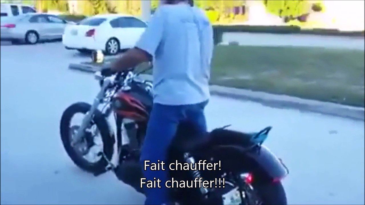 Un biker fait un burnout et fini très très mal!