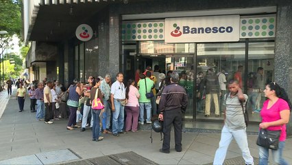 Filas en Venezuela para salvar los devaluados billetes de 100