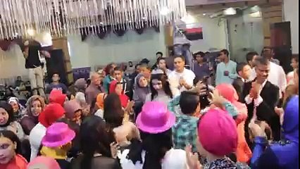 طفلة تخطف الأنظار من العروسة وتشعل الفرح برقصها على المهرجان !