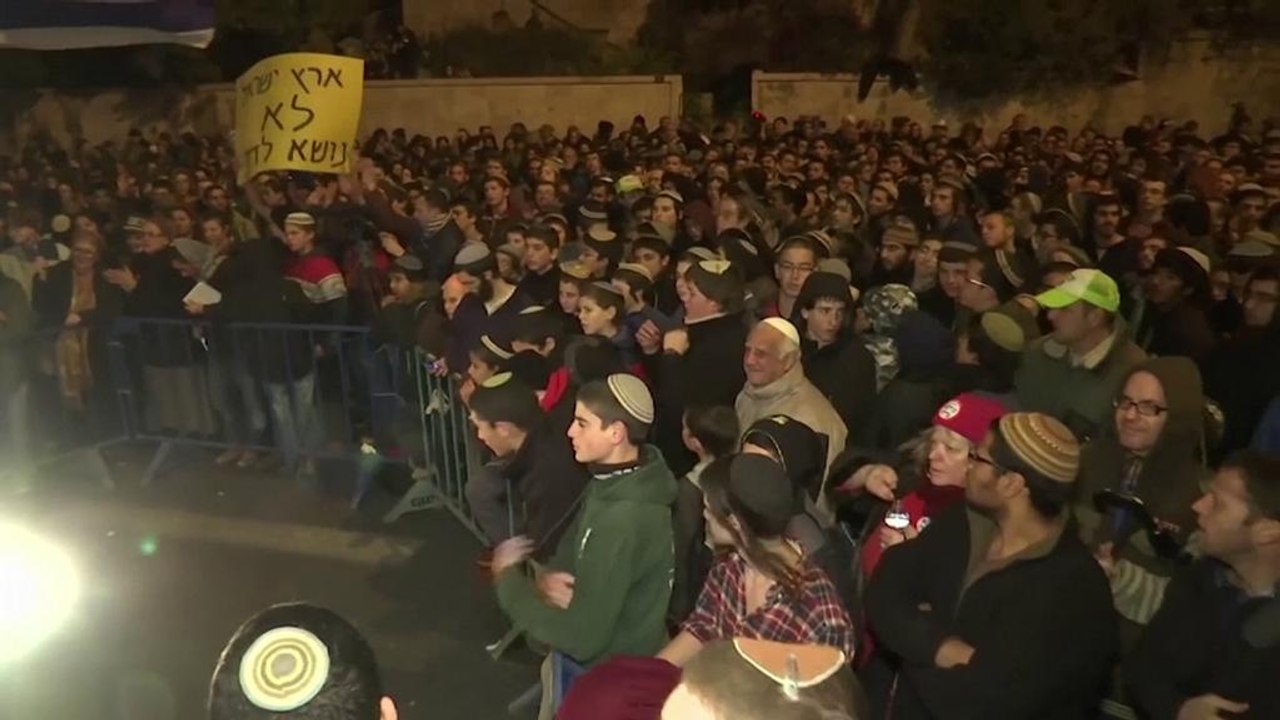 Демонстрації євреїв проти закриття поселення на...