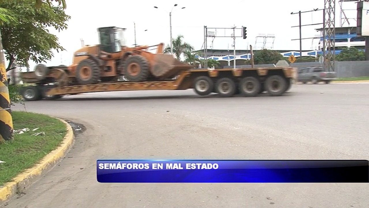 Semaforos en mal estado causan caos