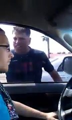 Tellement relax qu'il reste impassible face à un gars qui veut l'exploser