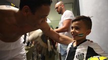 Indiozinho da Chape ganha presentes do Santos em homenagem na Vila