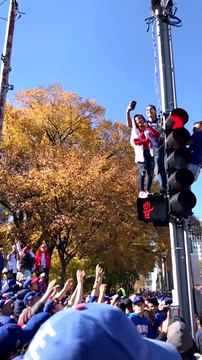 Une fan des Chicago Cubs tombe mais n'est pas rattrapée durant la Parade