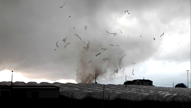 Une tornade détruit tout sur son passage a cote de cette maison