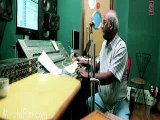 Akshay Kumar Singing Mujh Mein Tu - (Special Chabbis)-(MirchiFun.com)
