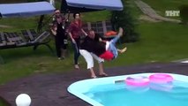 Agressé par une meuf il la balance dans la piscine !