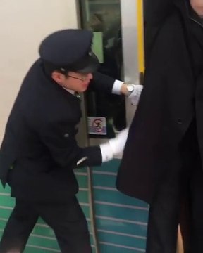 Le métro à Tokyo : un enfer... Des employés vous poussent dedans pour rentrer et tasser la foule