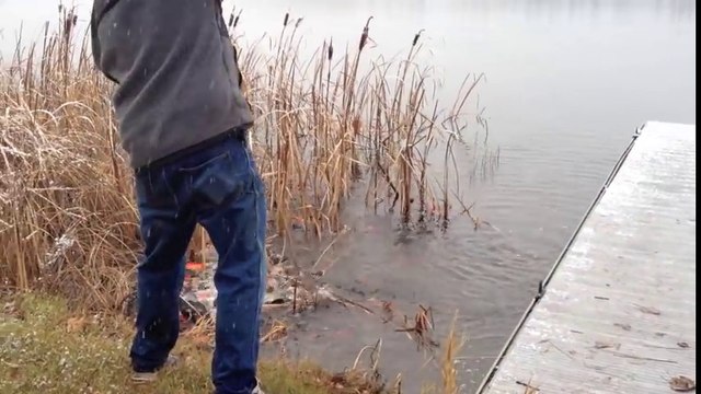 Dans ce lac on peut pêcher à l'épuisette tellement il y a de poissons