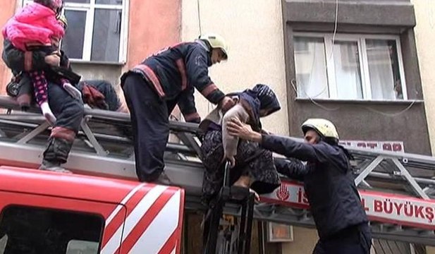 İstanbul’da korkutan yangın... Mahsur kalanları böyle kurtardılar