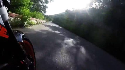 Download Video: Ce motard évite le drame de peu en frôlant une voiture à contre sens