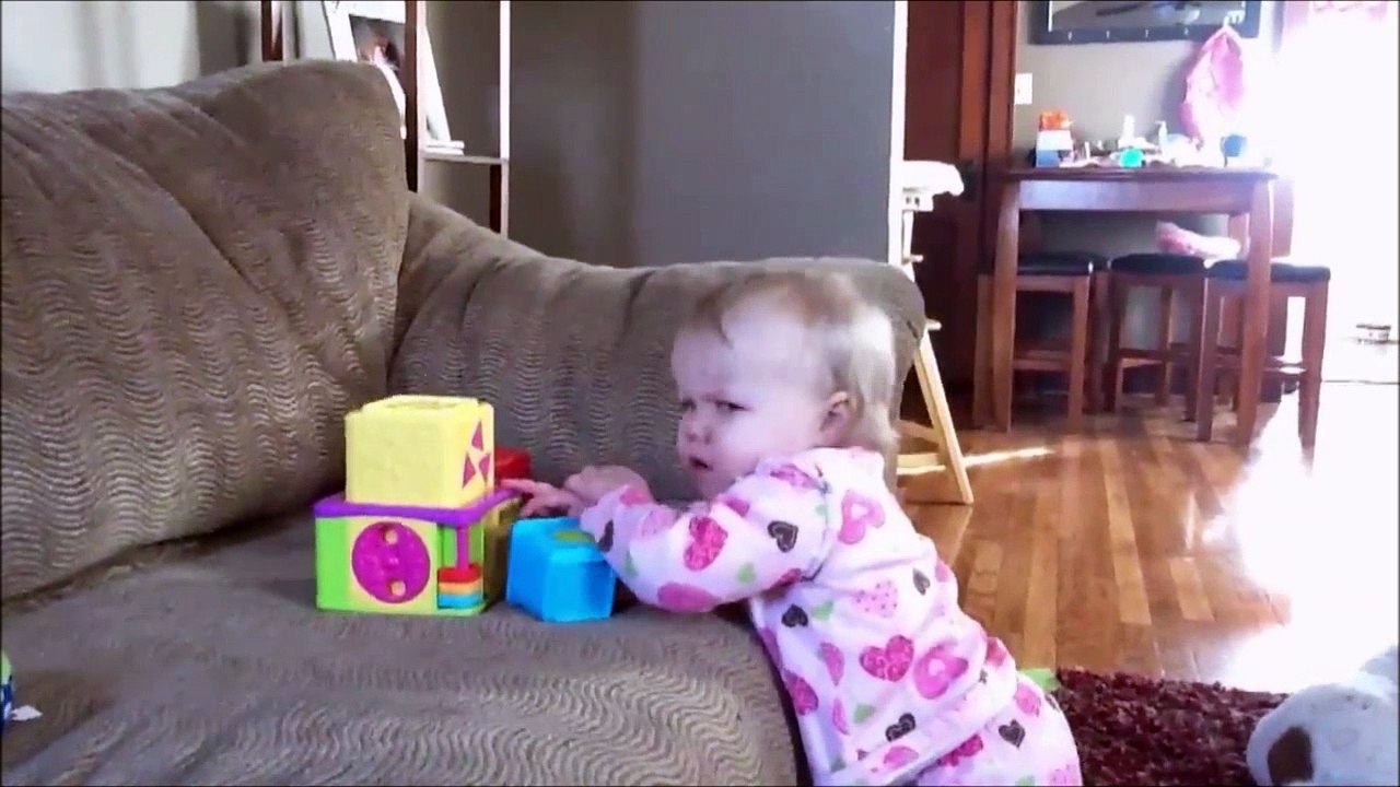 Ne pas se moquer de cette fillette, elle va vous jeter le mauvais oeil! ahahah