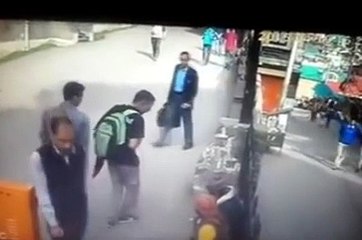 Ne jamais faire un doigt à un singe... Attaque sournoise!