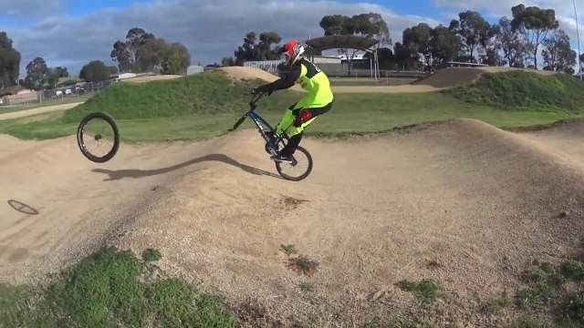 Quand tu fais du BMX avec une seule roue! Bon le rider!